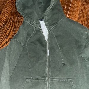 BRANDY MELVILLE THICK DADK GREEN ZIP UP gently worn💚💚💚🖤🖤🖤 fits an xs-m